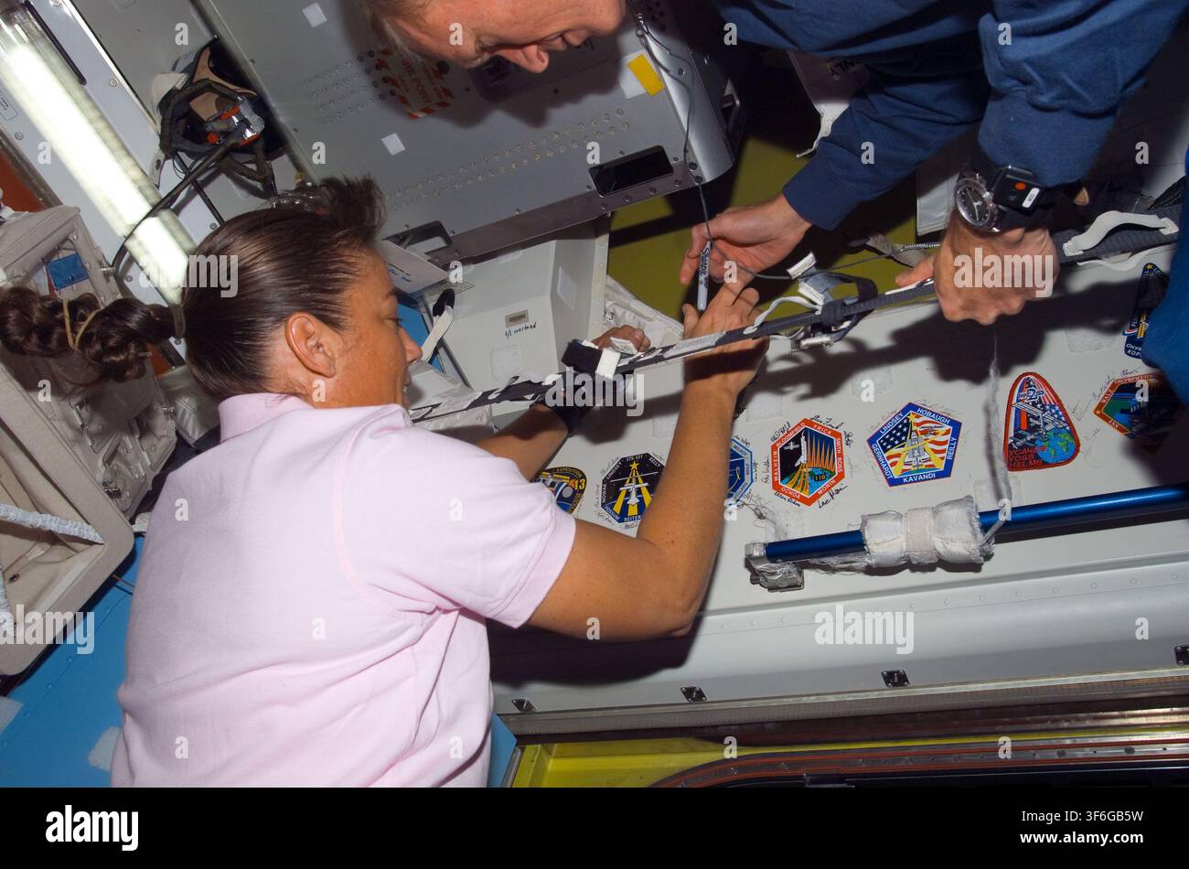 Heidemarie Stefanyshyn-Piper, eine NASA-Astronautin, signiert ein Mission Emblem im U.S. Laboratory während der STS-115-Mission. Stockfoto