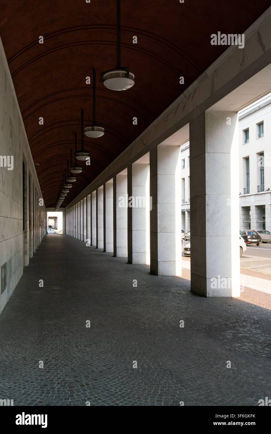 Italienische Rationalistische Architektur und Marmorsäulen am Piazza-Marconi-Komplex in Rom, Italien Stockfoto