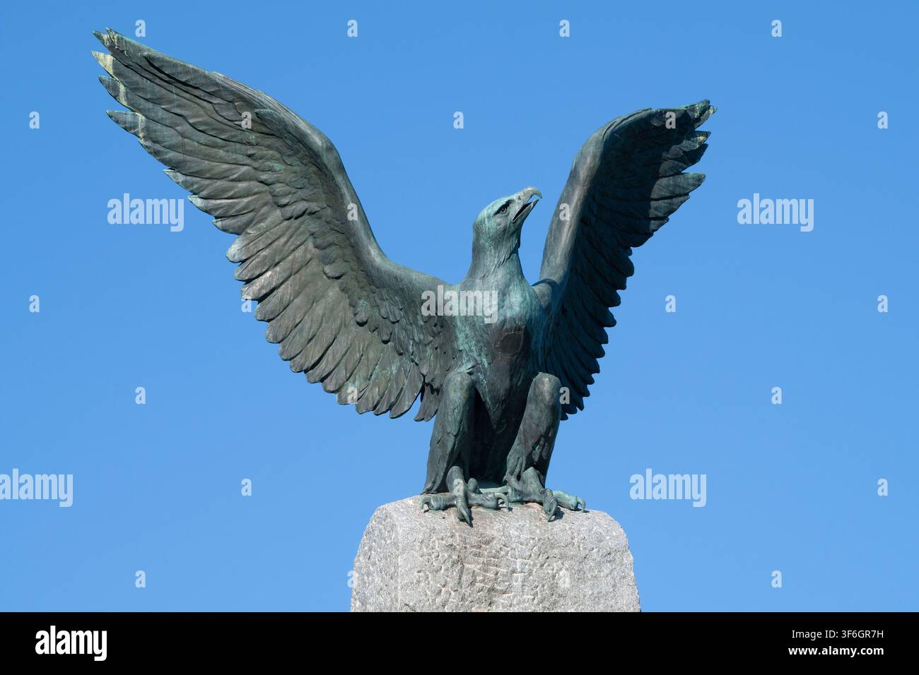 BORODINO, RUSSLAND - 19. JULI 2026: Der Adler auf der Spitze des Denkmals für die „Toten der Großen Armee“ ist ein Denkmal für die Soldaten und Offiziere von Napol Stockfoto