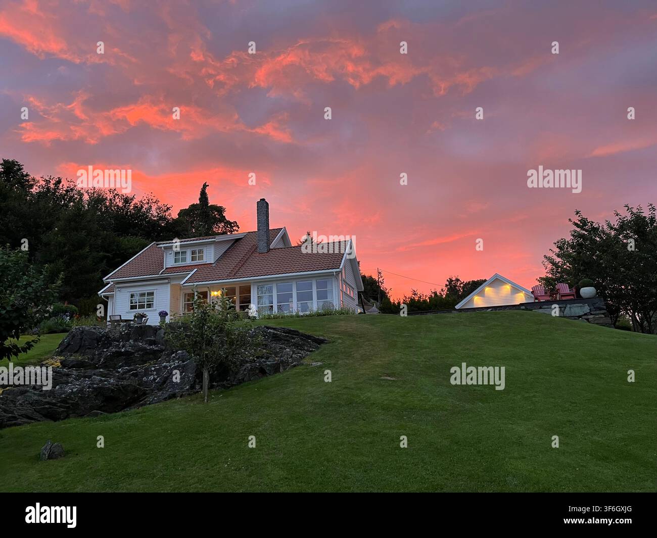 Himmel in Farben über Landhaus - Smartphone-aufgenommenes Stockfoto