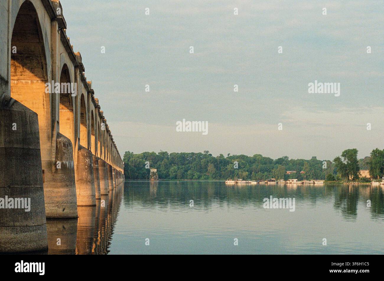 Betonbogenbrücke mit Wasserreflexion, aufgenommen auf 35mm-Film Stockfoto