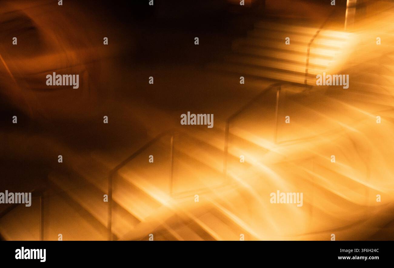 Abstrakte, bewegungsverschwommene Treppe, die in warmes goldenes Licht getaucht ist, Tübingen, Deutschland Stockfoto