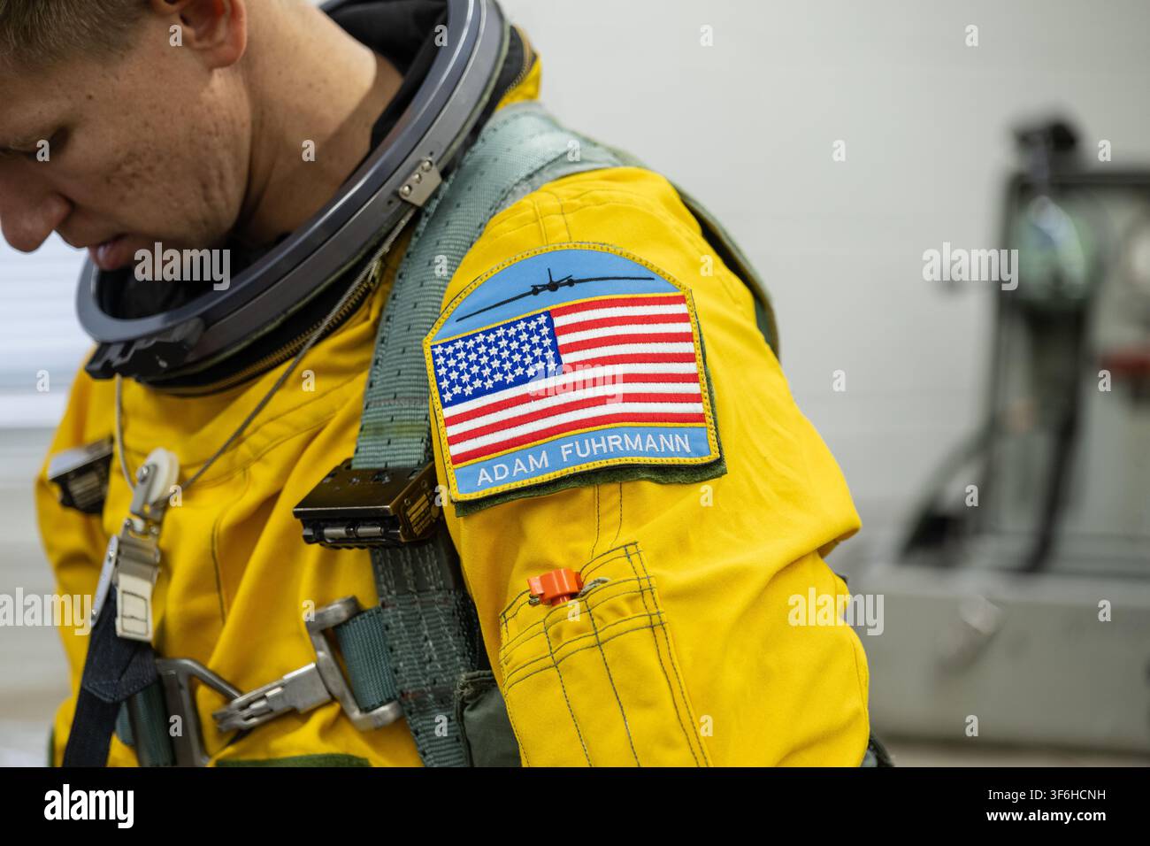 NASA-Astronautenkandidat Adam Fuhrmann bereitet sich in einem Druckanzug auf einen Hochgebirgsflug mit der WB-57 vor Stockfoto