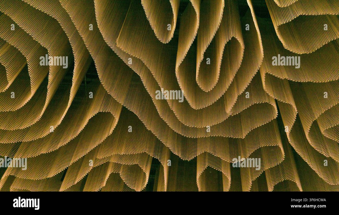 Abstrakter Hintergrund, Kurven und Spiralen eines Netzvorhangs, Designelement eines Bürogebäudes Stockfoto