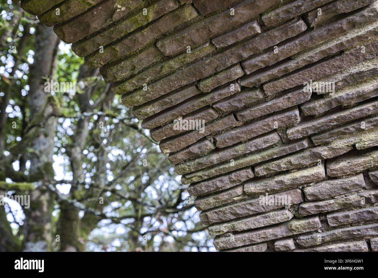 Nahaufnahme eines traditionellen dünnen Gesteinsplatten-Mauerwerks an einem Bogen im Rivington Terraced Gardens, Lancashire, UK. Stockfoto
