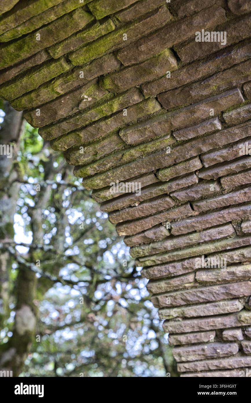 Nahaufnahme eines traditionellen dünnen Gesteinsplatten-Mauerwerks an einem Bogen im Rivington Terraced Gardens, Lancashire, UK. Stockfoto