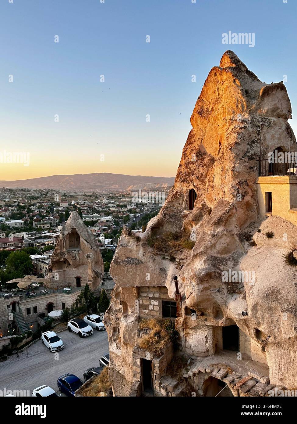 Göreme, Nevşehir, Türkei – 29. Juli 2023: Golden Cave Hotel bei Sonnenuntergang Stockfoto