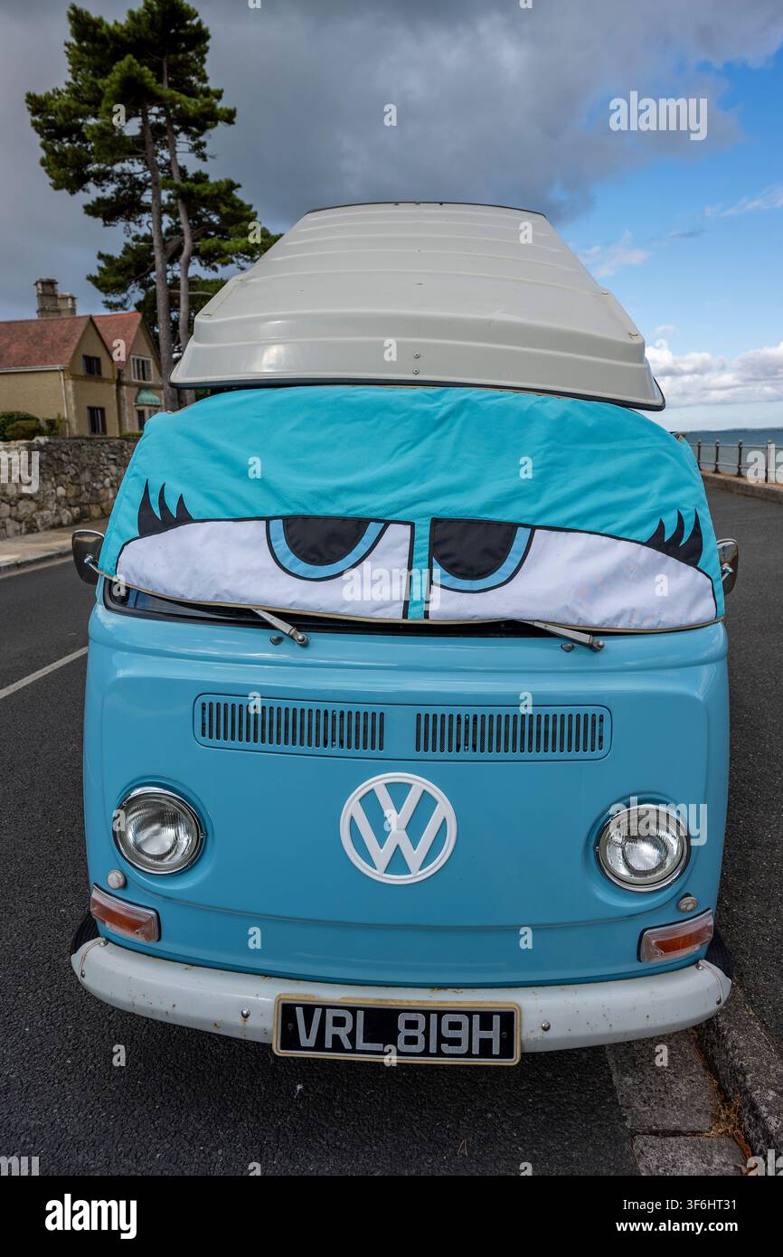 Vintage VW Volkswagen T2 Classic-Camper mit humorvollem Windschutzscheibenbezug und ausfahrbarem Dach Stockfoto