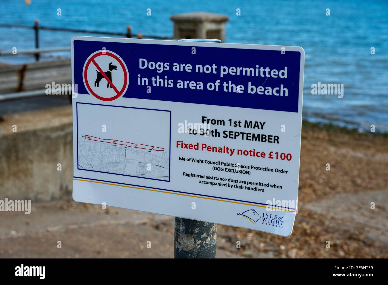 Schild am Strand von Cowes auf der Isle of Wight, UK, das Hunde während der Sommermonate am Strand verbietet Stockfoto