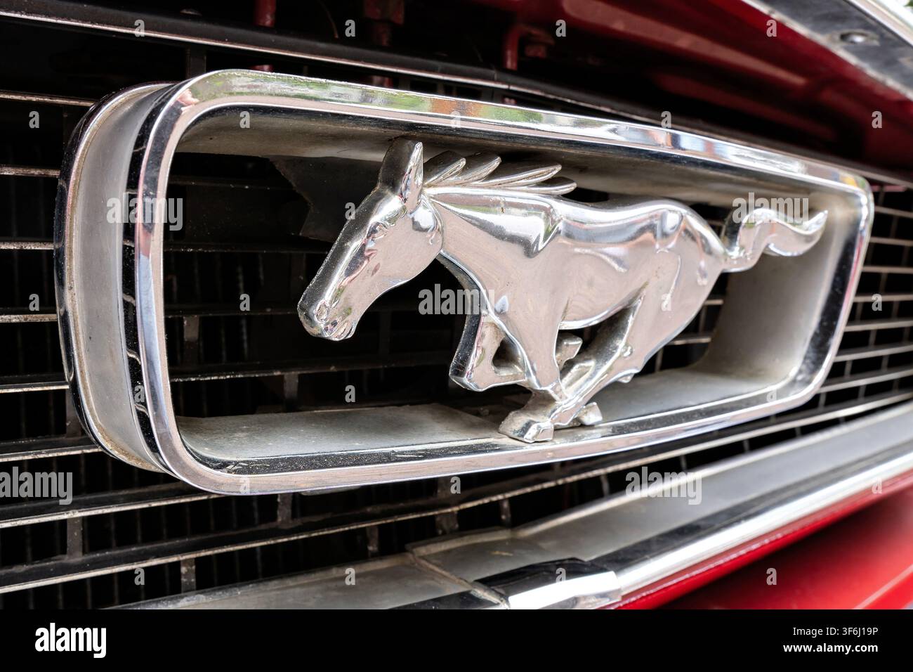 Logo auf der Vorderseite eines alten Ford Mustang Stockfoto