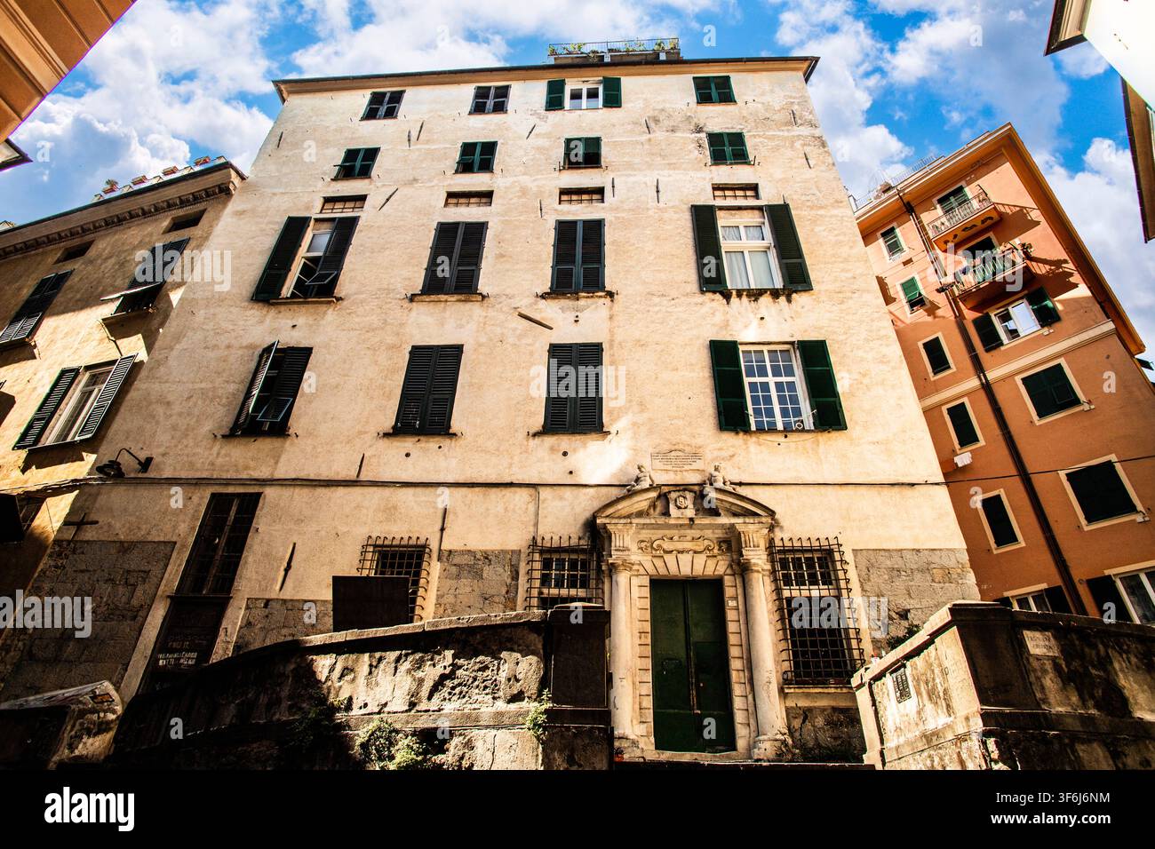 Italien Ligurien Genua - Palazzo Giulio Sale, auch bekannt als Palazzo Brignole Sale, steht auf der Piazza Embriaci im Herzen der Altstadt. Dieser historische Wohnsitz, der mit bedeutenden Genueser Familien verbunden ist, zeigt eine charakteristische Fassade und spiegelt das architektonische Erbe des mittelalterlichen Viertels wider, das den alten Embriaci-Turm umgibt. Stockfoto