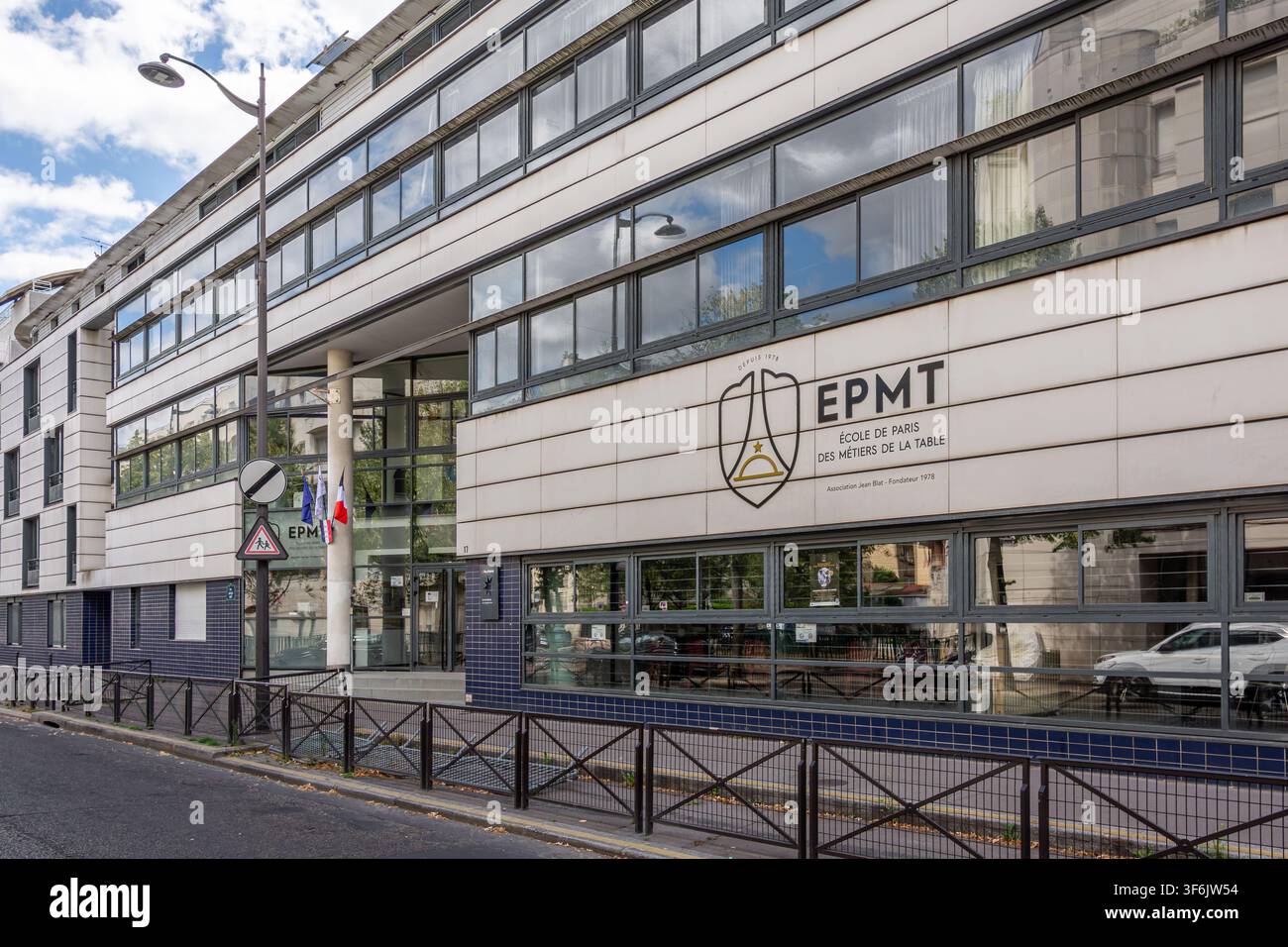 Außenansicht der Ecole de Paris des Métiers de la Table (EPMT), einer französischen Berufsfachschule mit Schwerpunkt auf Gastgewerbe und Kochkunst Stockfoto