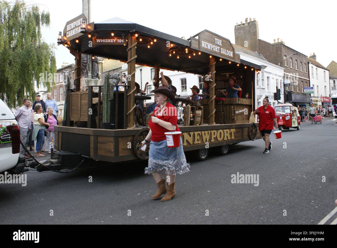 Isle of Wight, Karneval, Newport-Gefährt, Country-und-Western-Thema, Cowboys und Mädchen, Hüte und Scheunen-Thema. Stockfoto