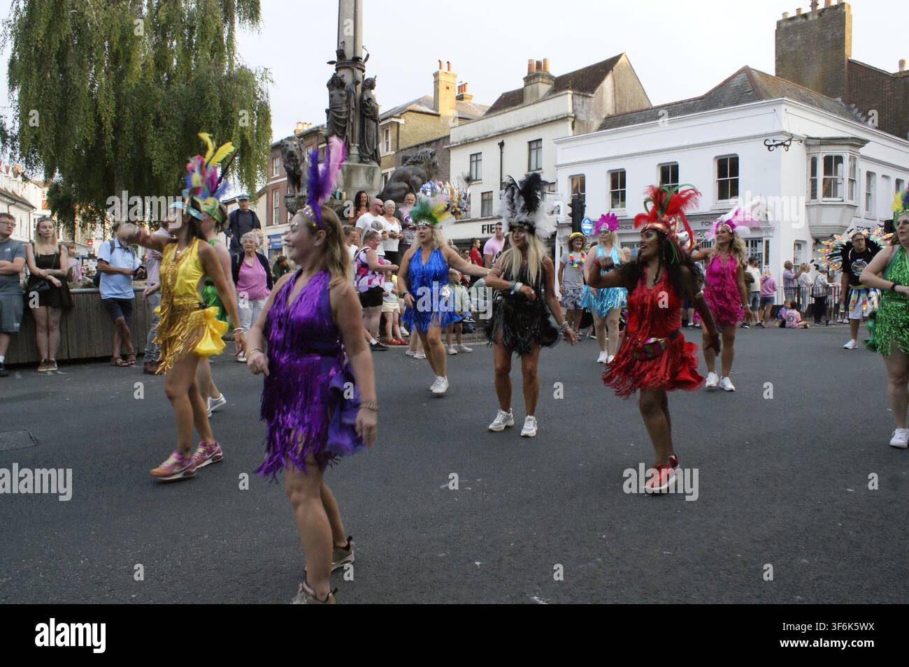 Fastnachttänzer Isle of Wight Carnival in Newport. Tanzgruppe nimmt an der Parade teil. Stockfoto