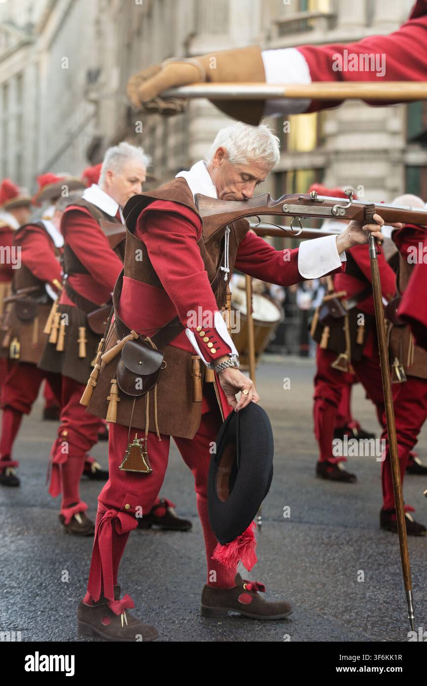 Pikenier und Musketiere der HAC marschieren während der Lord Mayor's Show 2022 durch die Straßen der City of London. Stockfoto