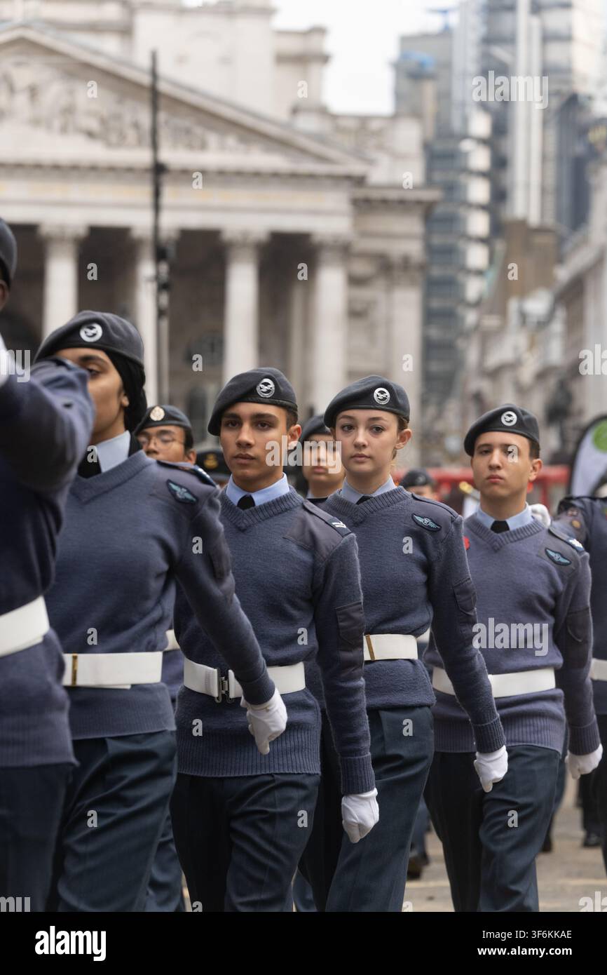 RAF Air Cadets marschieren am Royal Exchange in der City of London während der Lord Mayor's Show 2022 und feiern den neuen Lord Mayor. Stockfoto