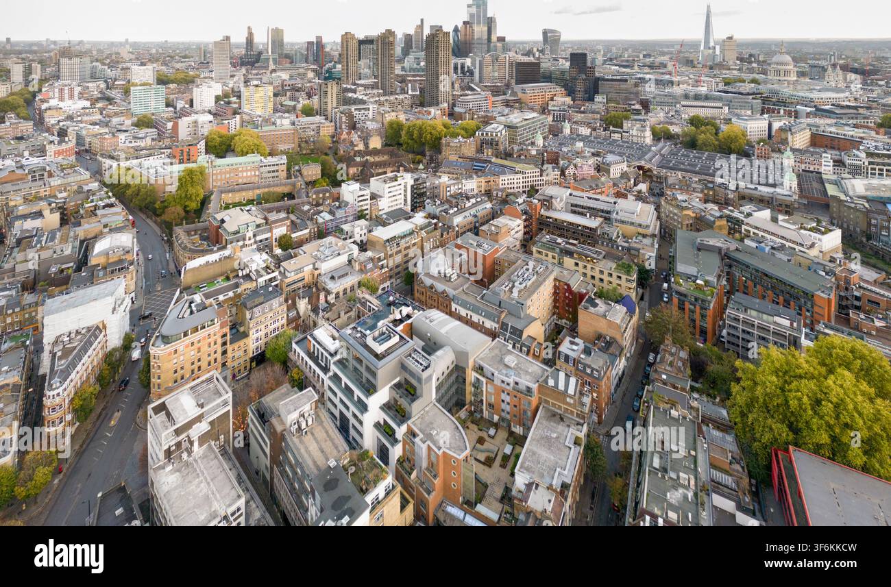 Ein Luftpanorama von Farringdon zum Barbican Estate, das die dichte Überschneidung von Londons historischem und modernem architektonischem Wachstum einfängt. Stockfoto
