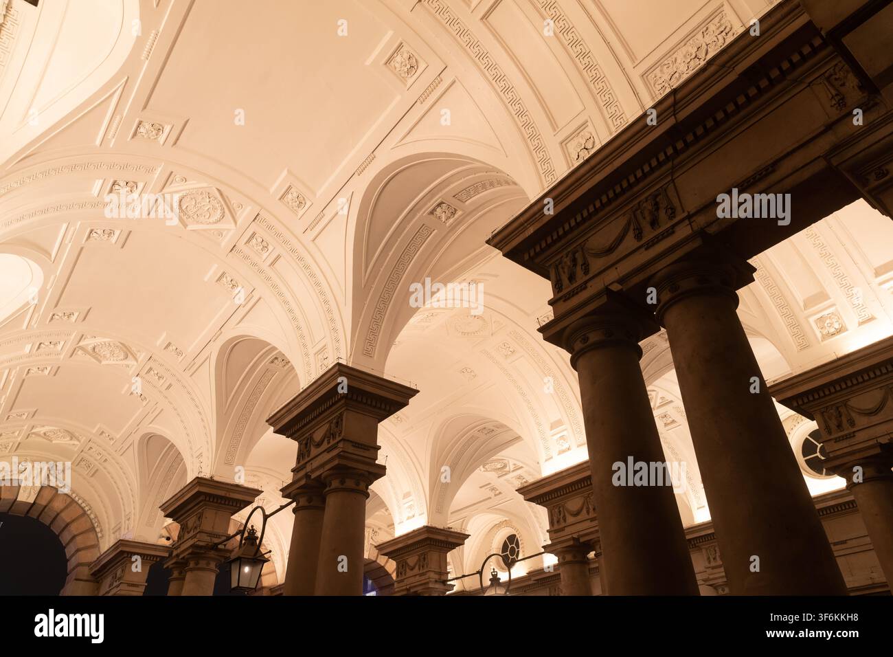 Die kunstvollen Gewölbe des Somerset House in London, Heimat des Courtauld Institute of Art, einem renommierten Zentrum für Kunstgeschichte und -konservierung. Stockfoto