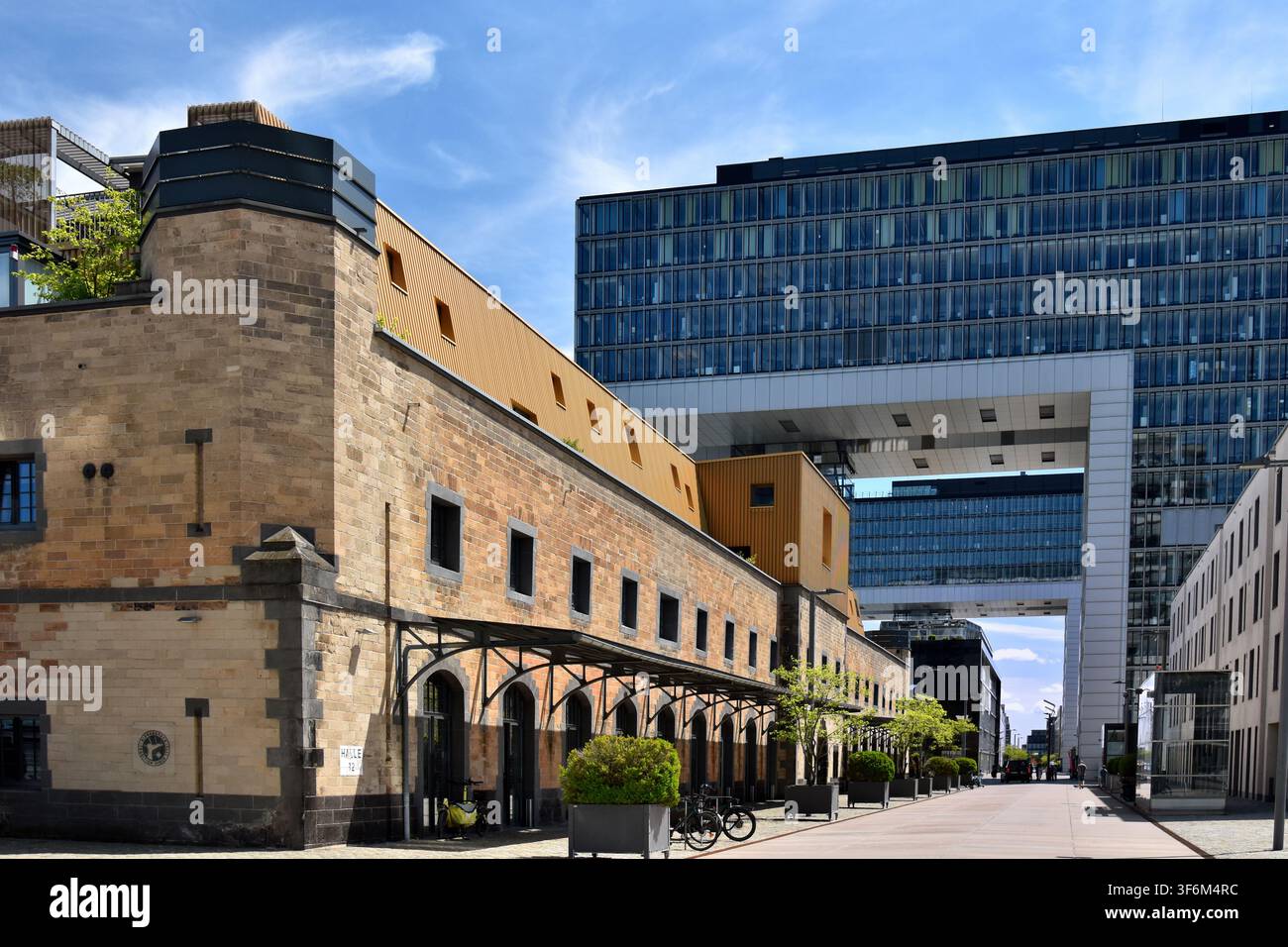 Das Kranhaus Eins ragt über Halle 12 am Rheinauhafen in Köln, Deutschland, hinaus. Stockfoto