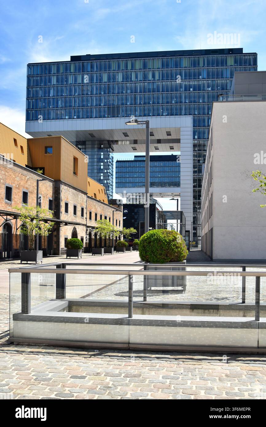 Das Kranhaus Eins ragt über Halle 12 am Rheinauhafen in Köln, Deutschland, hinaus. Stockfoto