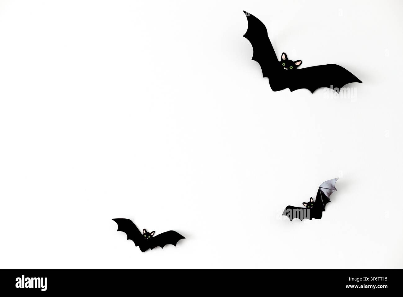 Niedliche Halloween-Fledermaus-Dekorationen auf weißem Hintergrund. Minimales gruseliges Design für saisonale Grüße oder Party-Konzept. Kopierraum Stockfoto