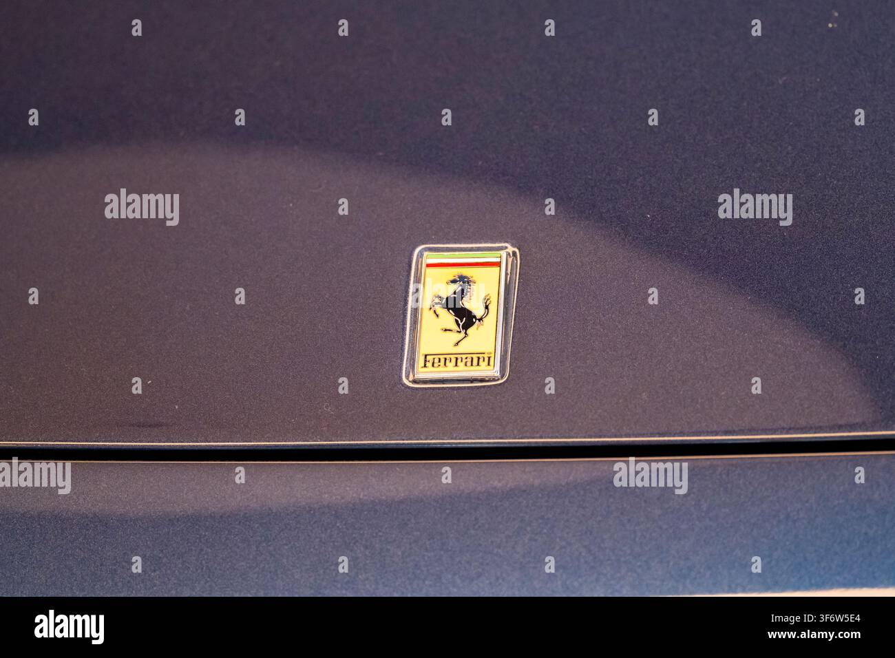 Taschkent, Usbekistan, 3. Juli 2026: Redaktorer Nahaufnahme des Ferrari-Emblems, das auf der Haube eines Luxus-Sportwagens montiert ist. Minimale Automobilmarke d Stockfoto