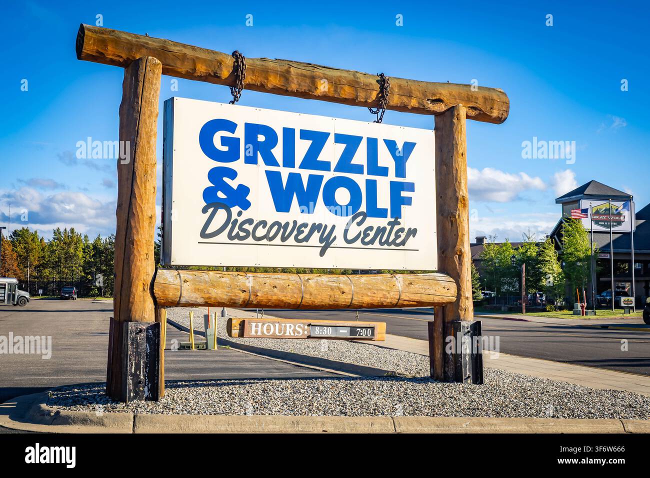 West Yellowstone, MT, USA - 10. Juni 2026: Das Grizzly Wolf Discovery Center-Gebäude begrüßt Besucher in West Yellowstone, Montana Stockfoto