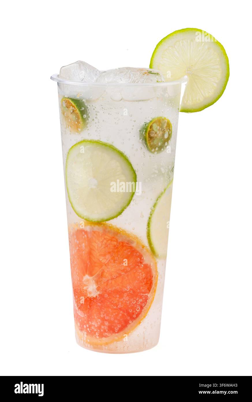 Sprudelndes Wassergetränk mit Grapefruit-Scheiben und Limette Stockfoto