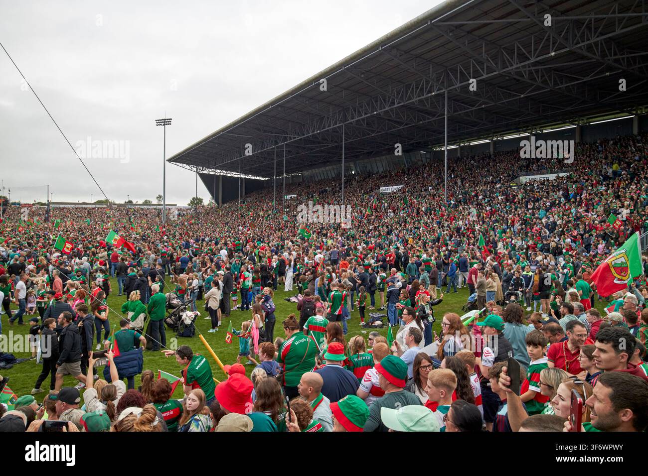 Mayo-Fans im McHale Park Castlebar für die Heimkehr des Mayo GAA All-Ireland-Gewinnerteams, 27. Juli 2026 Stockfoto