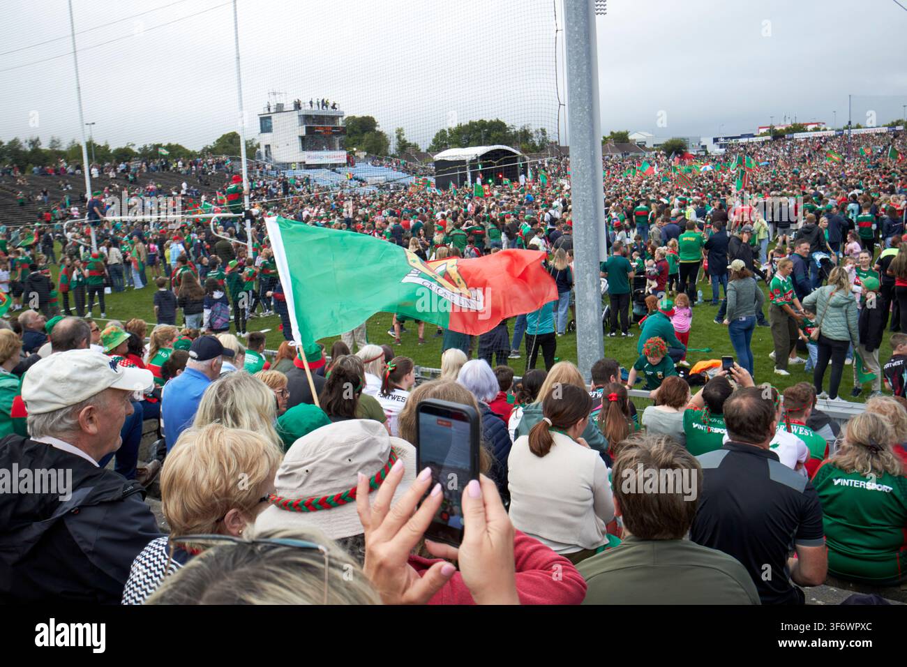 Mayo-Fans im McHale Park Castlebar für die Heimkehr des Mayo GAA All-Ireland-Gewinnerteams, 27. Juli 2026 Stockfoto