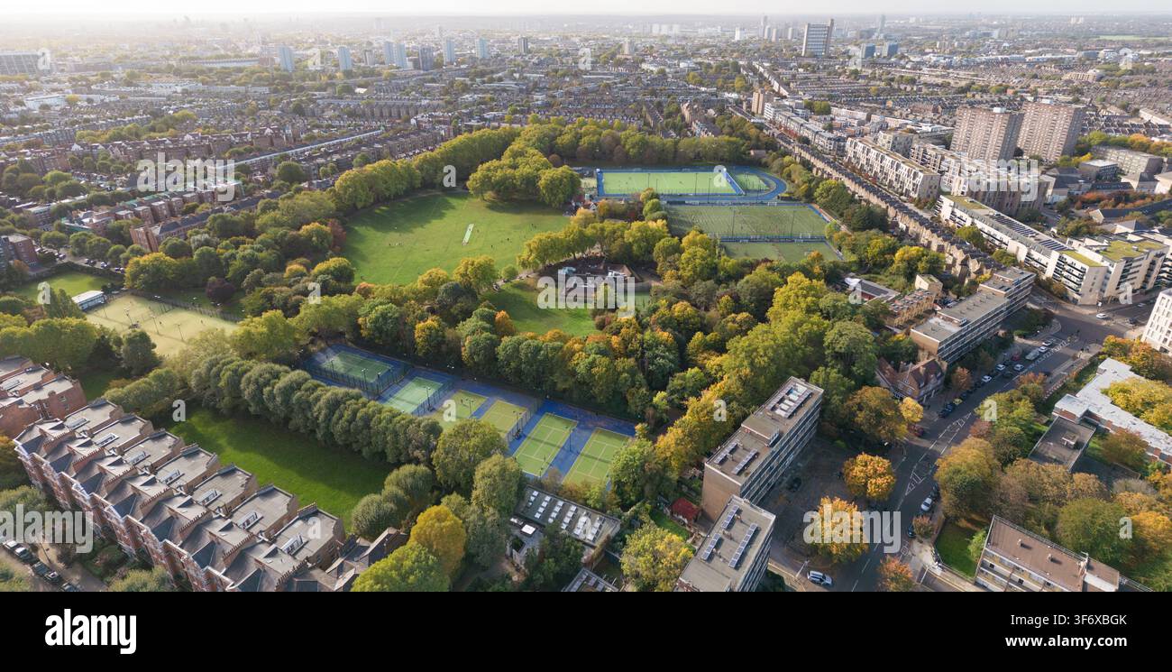 Eine Luftaufnahme des Paddington Recreation Ground in Maida Vale, London, zeigt seine Sportfelder und Tennisplätze für die lokale Freizeitgestaltung. Stockfoto
