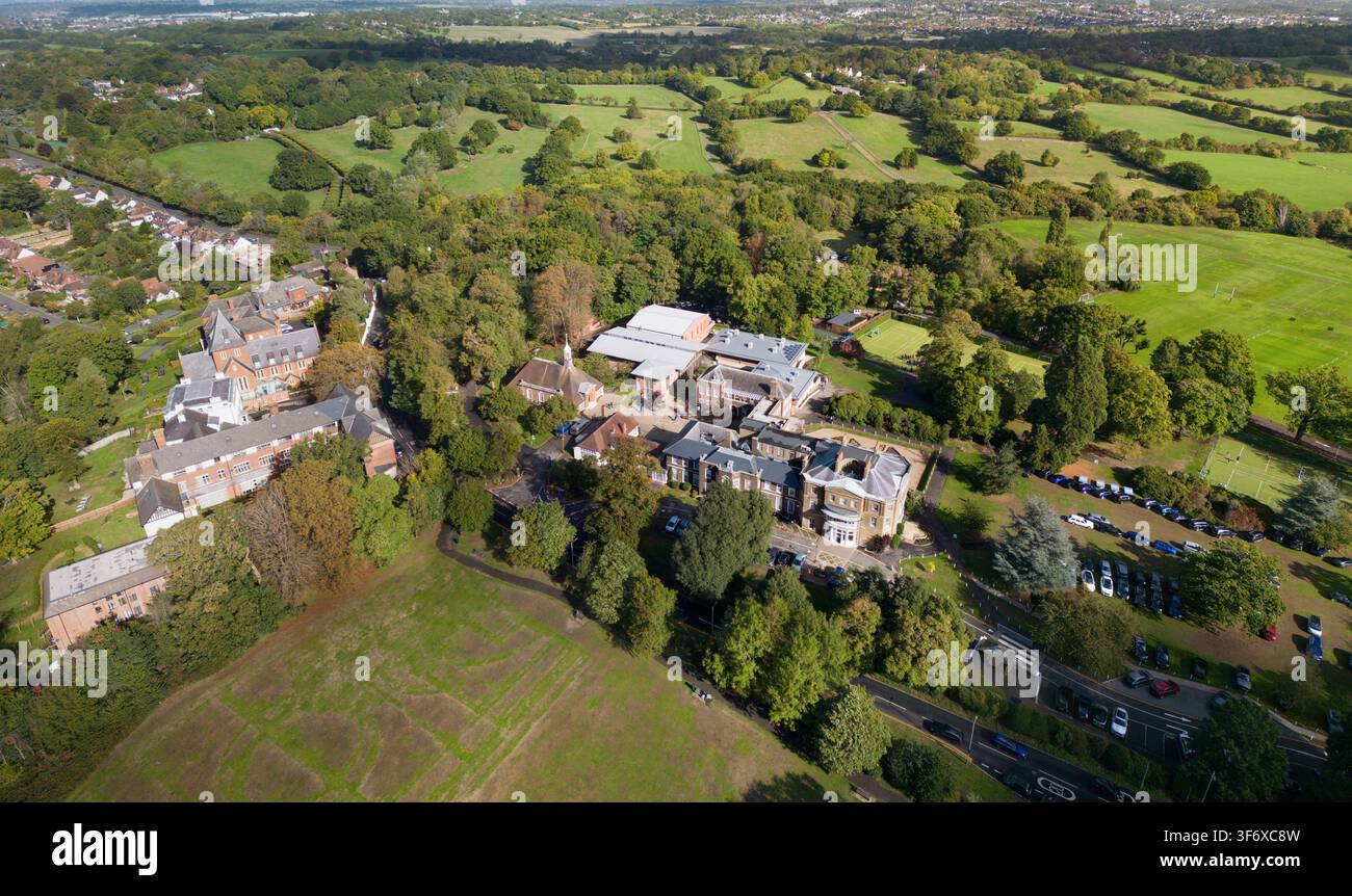Luftbild der Mill Hill School in London, einer historischen Privatschule, die Schüler mit ihrem weitläufigen Campus und vielfältigen Sporteinrichtungen bedient. Stockfoto
