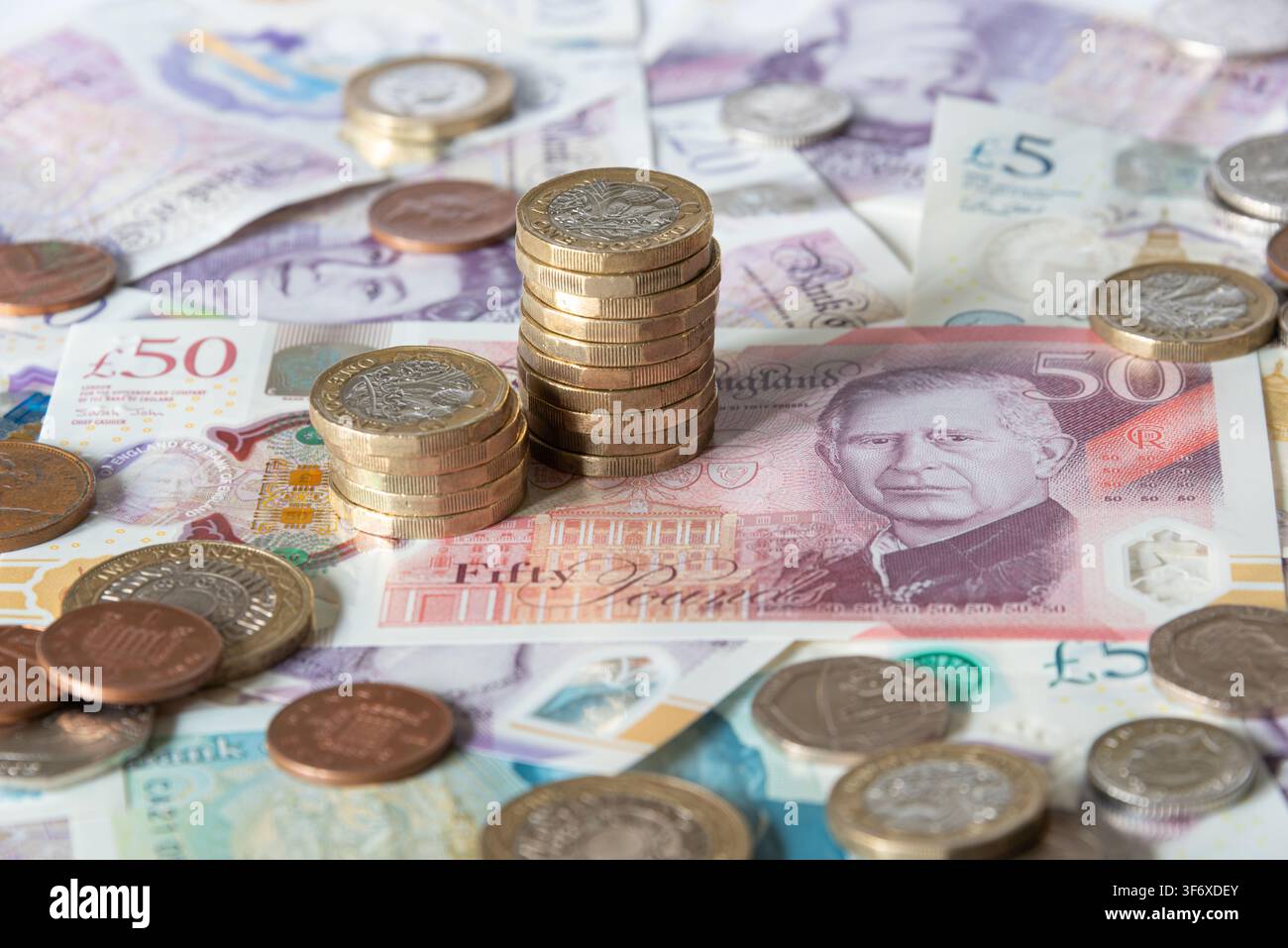 Britische Pfundnoten und Münzen Stockfoto