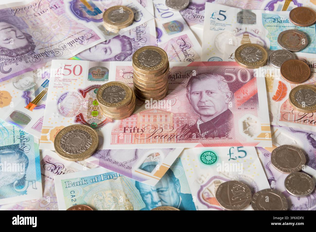 Britische Pfundnoten und Münzen Stockfoto