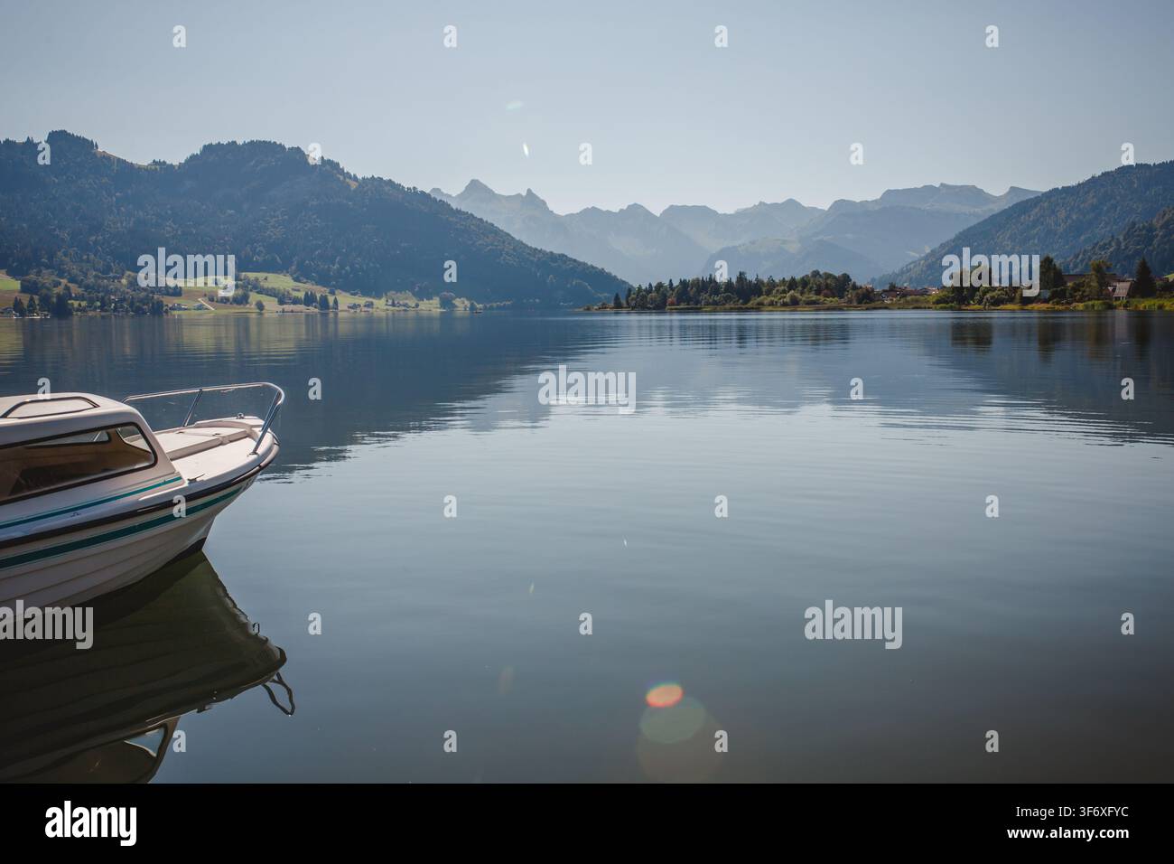 Motorboot ruht auf einem ruhigen Bergsee Stockfoto