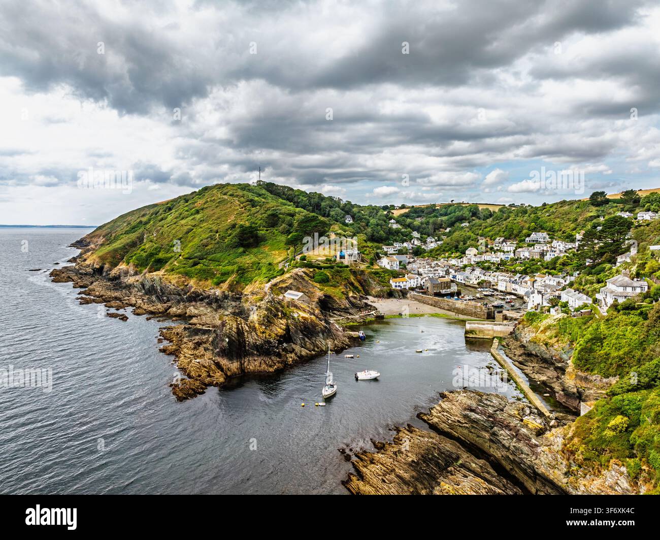 Polperro Hafen und Dorf aus der Drohne, Polperro, Looe, Cornwall, England Stockfoto