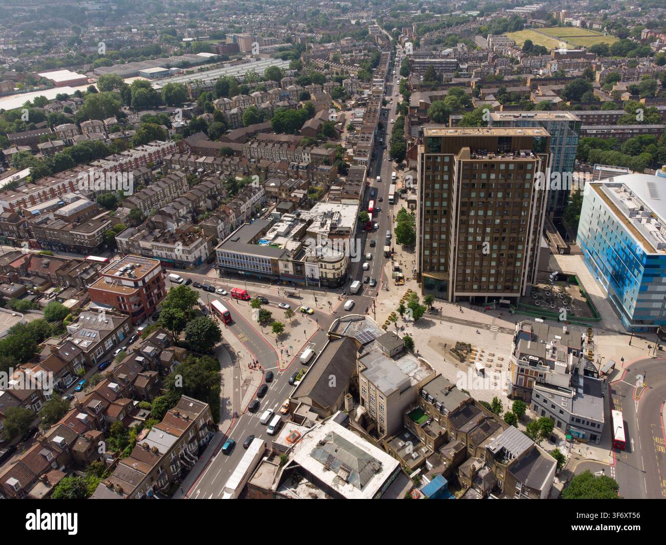 Luftbild von Archway, London. Der Verkehr navigiert die belebte Kreuzung rund um den ikonischen Vantage-Point-Turm, einem wichtigen Zentrum von Nordlondon. Stockfoto