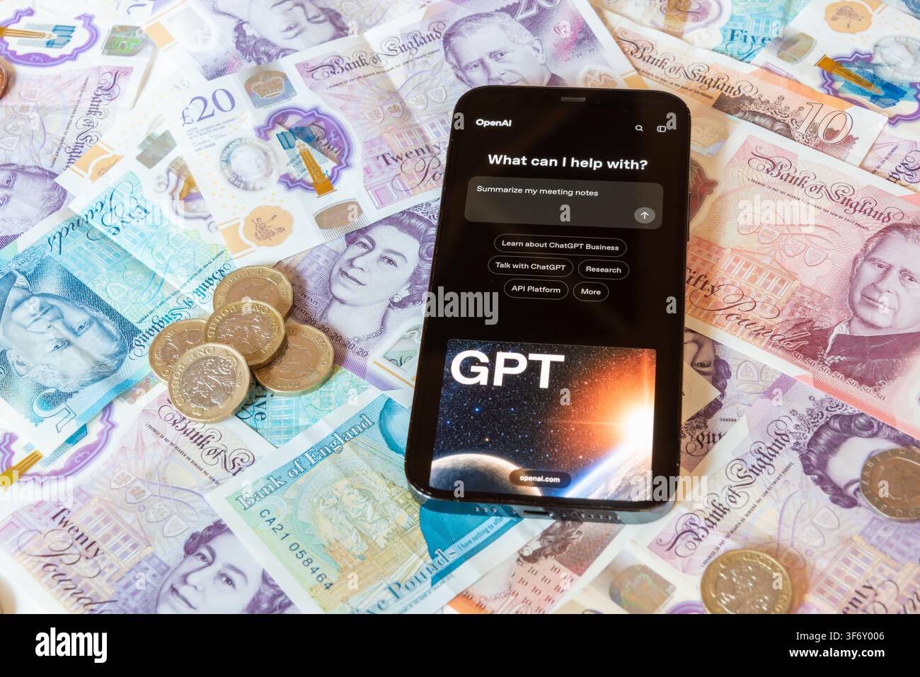 OpenAI, ChatGPT-Logo mit britischer Währung im Hintergrund Stockfoto