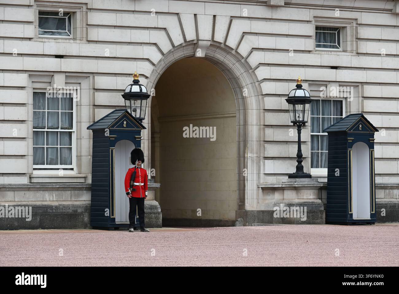 Wache oder Königsgarde im Dienst vor dem Buckingham Palace in London, mit der berühmten roten Uniform und dem schwarzen Bärenfellhut. August 2026. Stockfoto