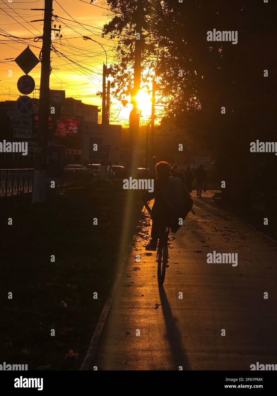 Junge macht eine Räderrolle - Smartphone-aufgenommenes Stockfoto