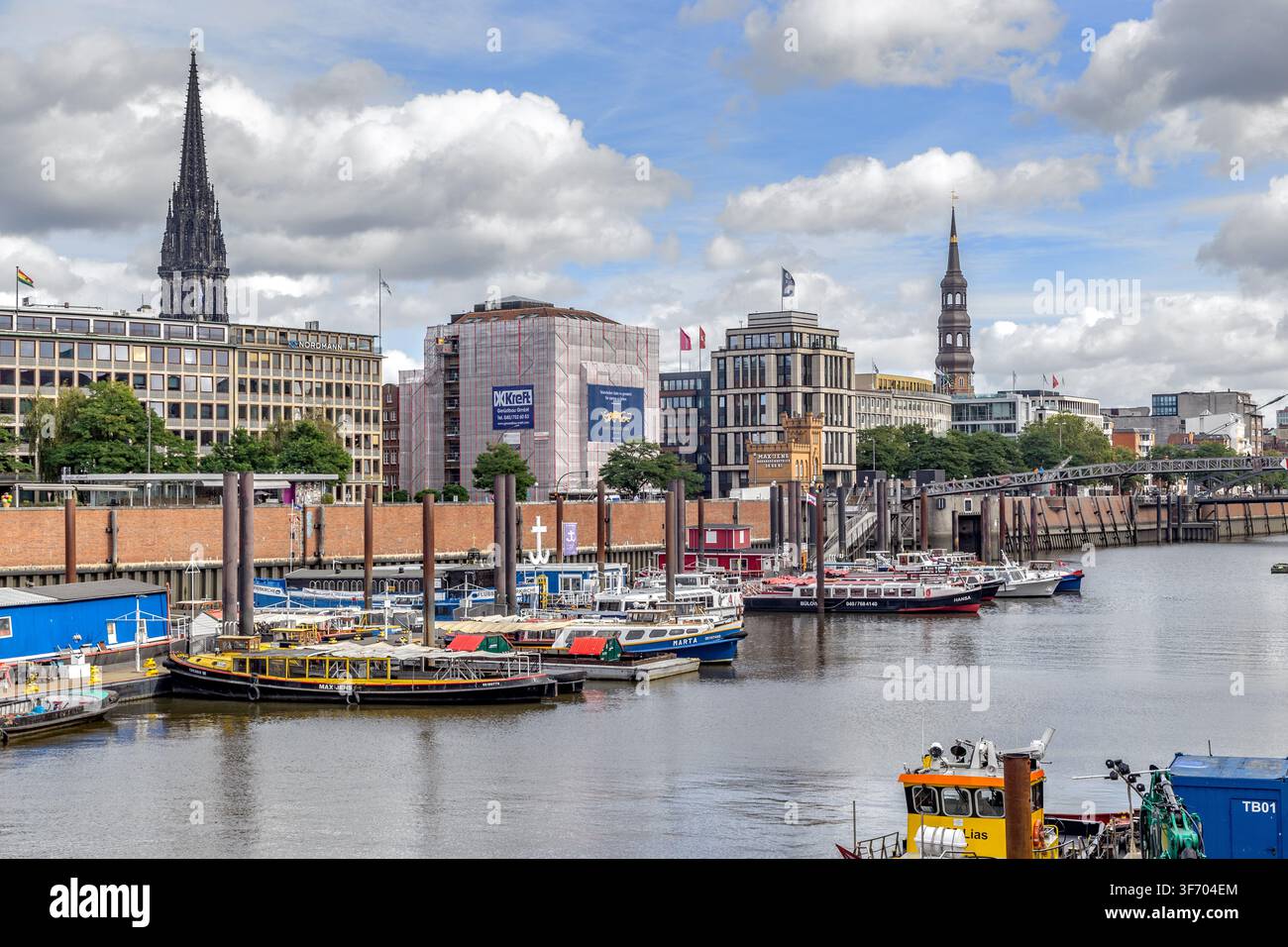 HAMBURG, DEUTSCHLAND - 22. SEPTEMBER 2025: Dies sind die Ufer der Elbe im zentralen Teil der Stadt. Stockfoto