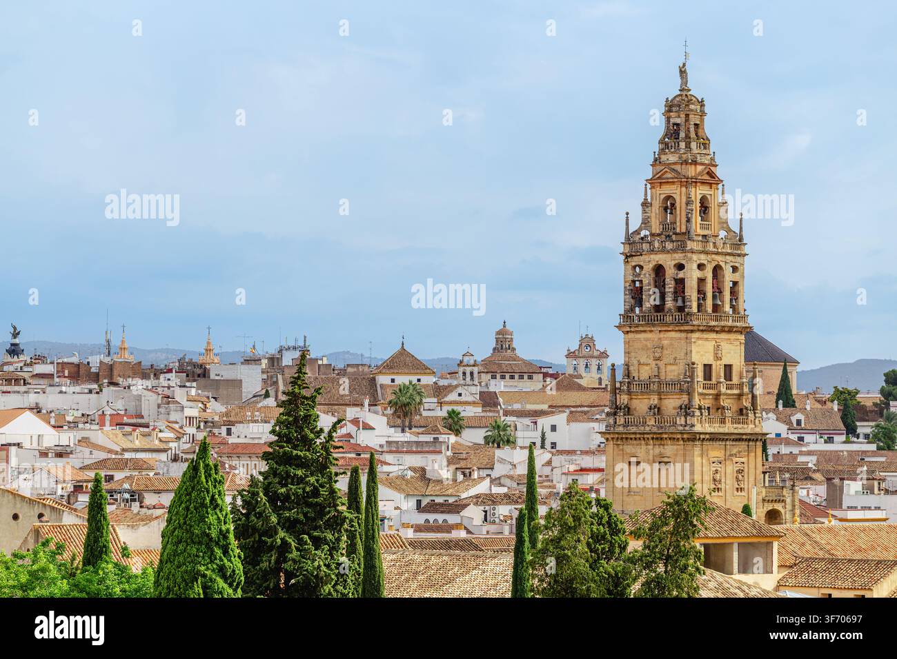 Glockenturm der Mezquita-Kathedrale von Cordoba (Torre Campanario de la Mezquita-Catedral de Córdoba) in Spanien. Stockfoto