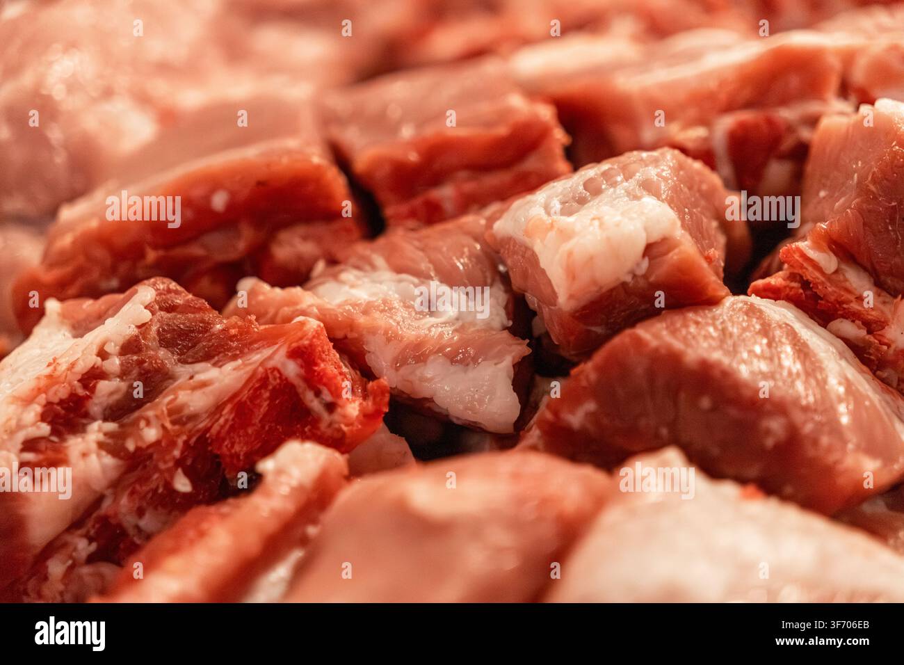Rohe Schweinefleischstücke zeigen eine reiche Farbe und eine deutliche marmorierte Textur und fangen hochwertige frische Zutaten für Gourmet-Kochkunst und Meal-Planning ein Stockfoto