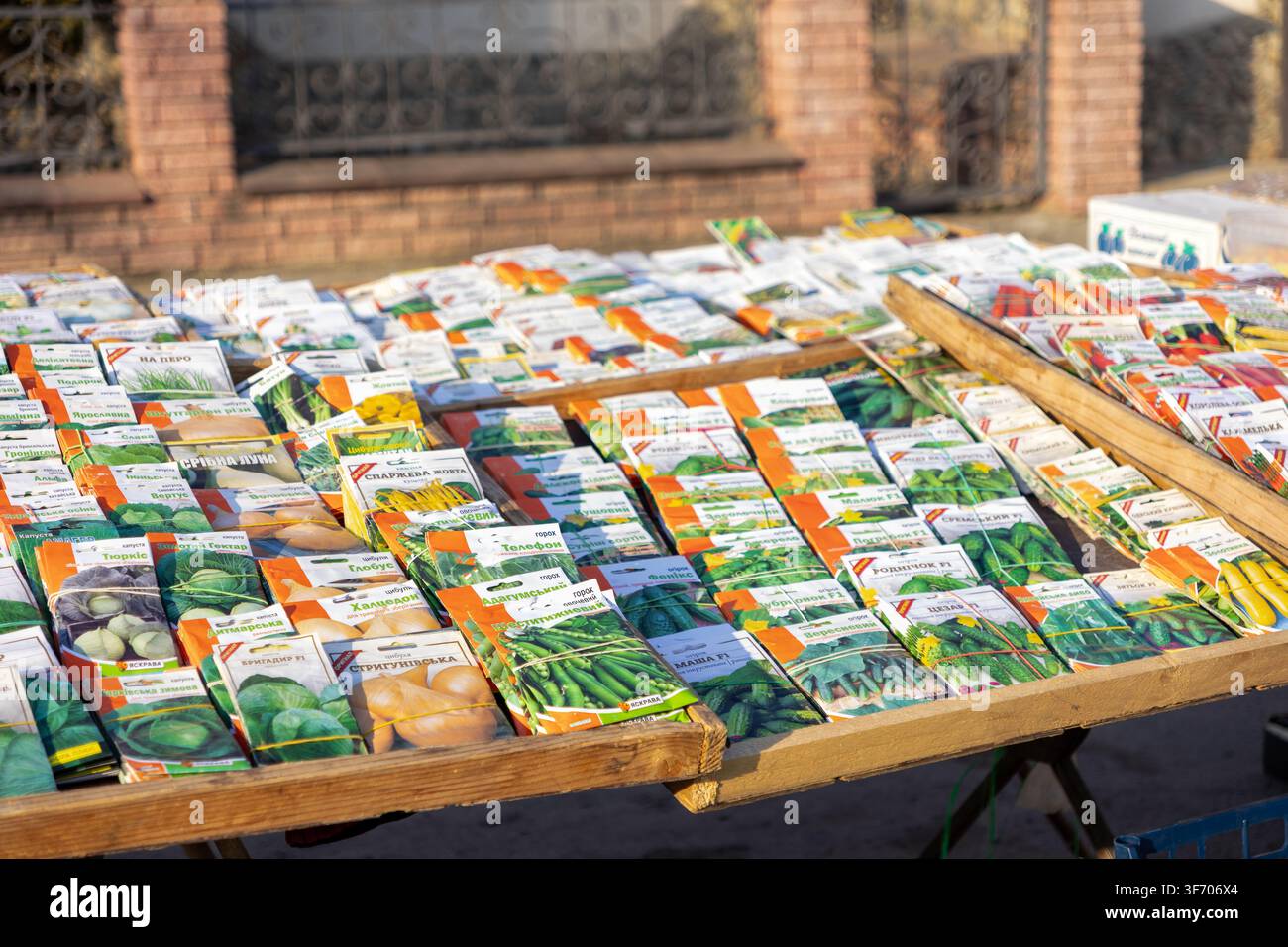 Horodok, Ukraine – 25. März 2026: Sortiment von Gemüsesamenpaketen, die auf Tischen eines Straßenmarktes arrangiert sind, repräsentierend saisonale Gartenbaukultur und Stockfoto