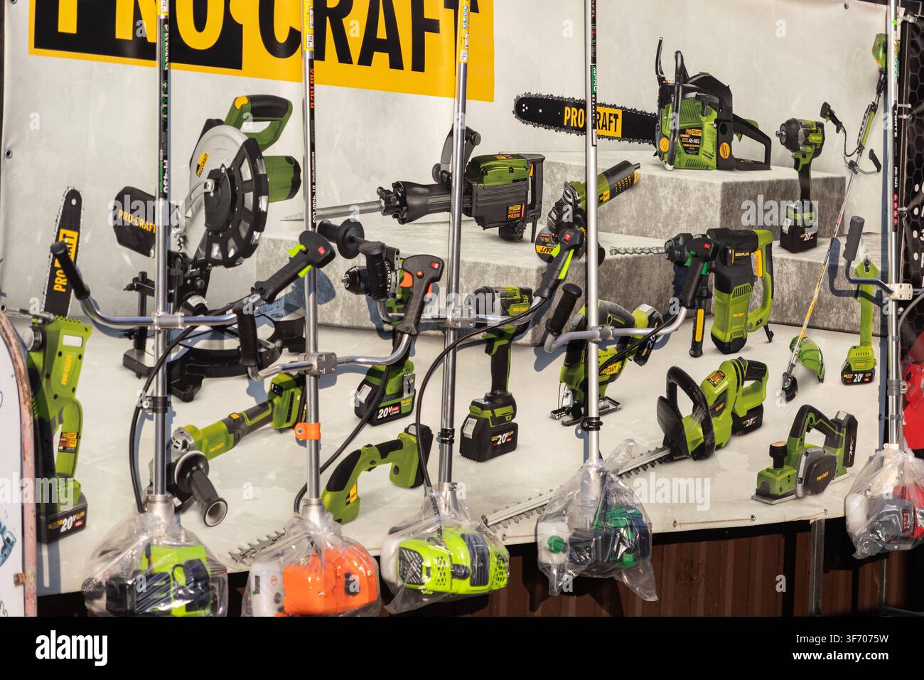Horodok, Ukraine – 25. März 2026: Pro-Craft-Hardwareauswahl auf einem Messestand arrangiert, die eine Vielzahl von industriellen Maschinen hervorhebt, die verwendet werden Stockfoto