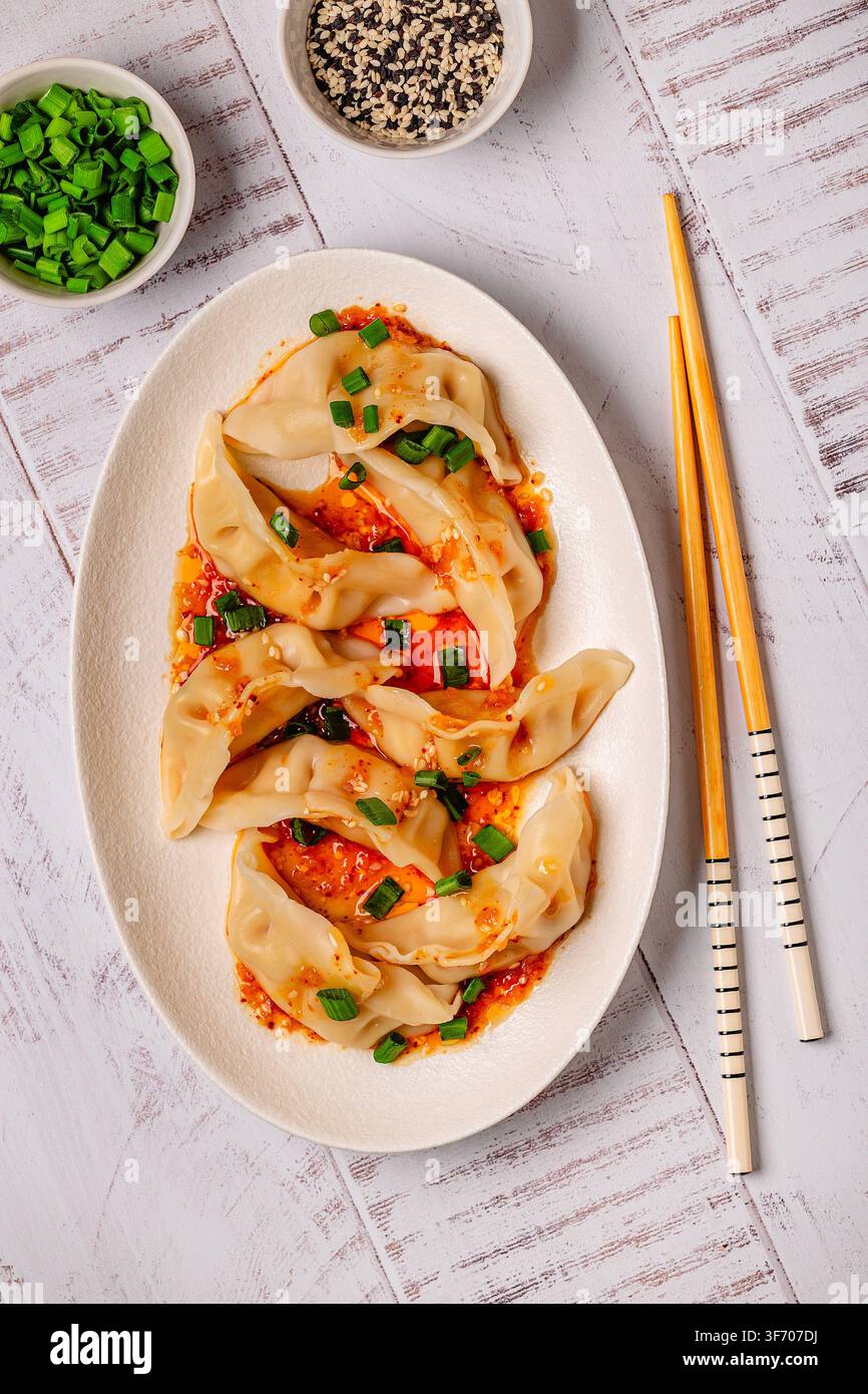 Knödel mit würziger Soße auf einem Teller serviert, Ansicht von oben Stockfoto