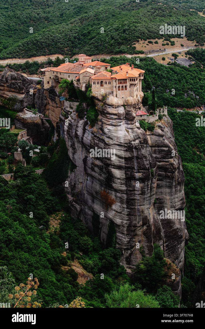 Großes Kloster von Varlaam auf dem hohen Felsen in Meteora, Thessalien, Griechenland. Stockfoto