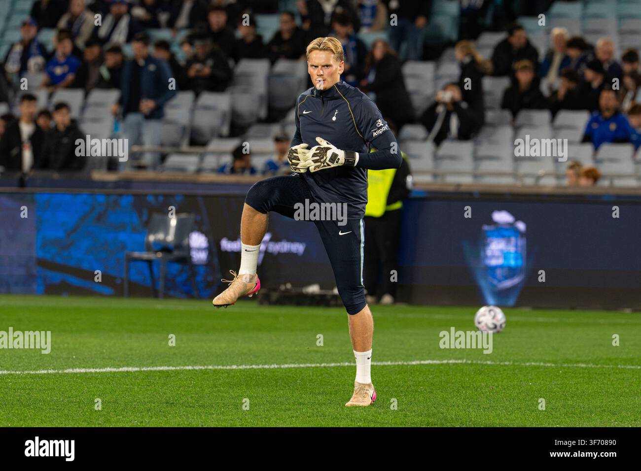 Tottenham-Torwart Antonin Kinsky wärmt sich vor dem Spiel Chelsea FC gegen Tottenham Hotspur beim Sydney Super Cup am 1. August 2026 im Accor Stadium auf Stockfoto