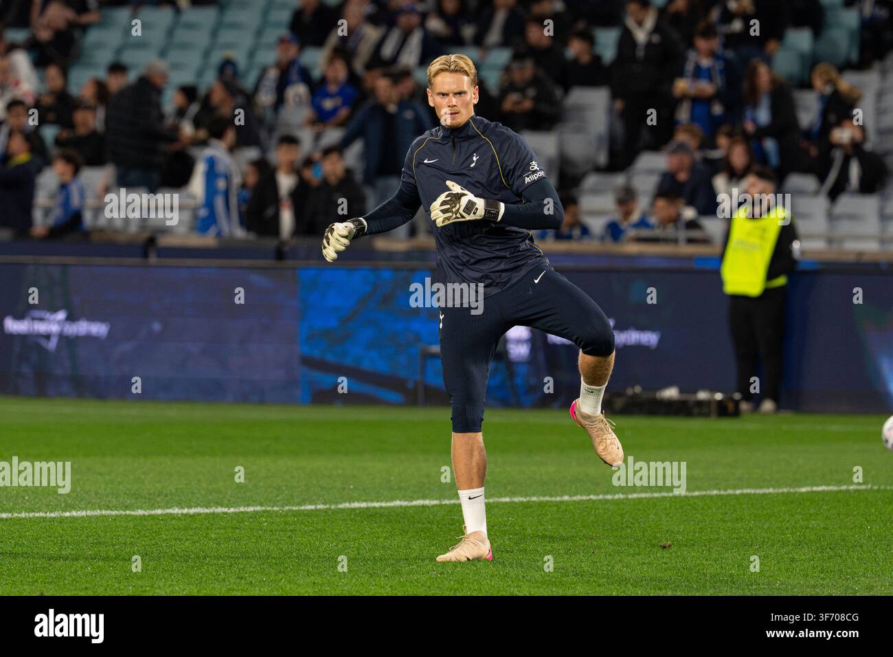 Tottenham-Torwart Antonin Kinsky wärmt sich vor dem Spiel Chelsea FC gegen Tottenham Hotspur beim Sydney Super Cup am 1. August 2026 im Accor Stadium auf Stockfoto