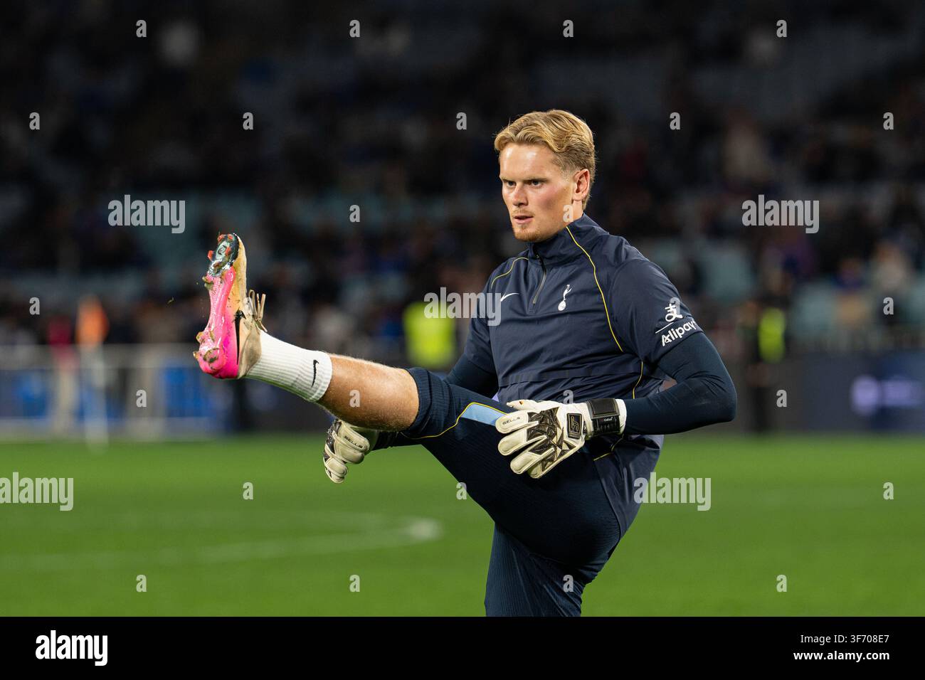 Tottenham-Torwart Antonin Kinsky wärmt sich vor dem Spiel Chelsea FC gegen Tottenham Hotspur beim Sydney Super Cup am 1. August 2026 im Accor Stadium auf Stockfoto